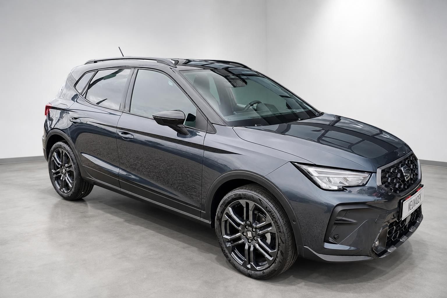 SEAT Arona SUV Grau, Frontansicht schraeg im Showroom