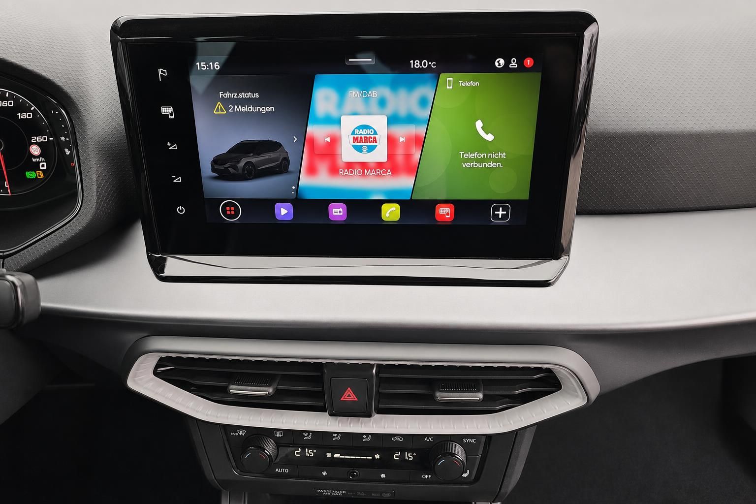 Infotainment-Bildschirm mit Radio, Telefon und Fahrzeugstatus im Detail