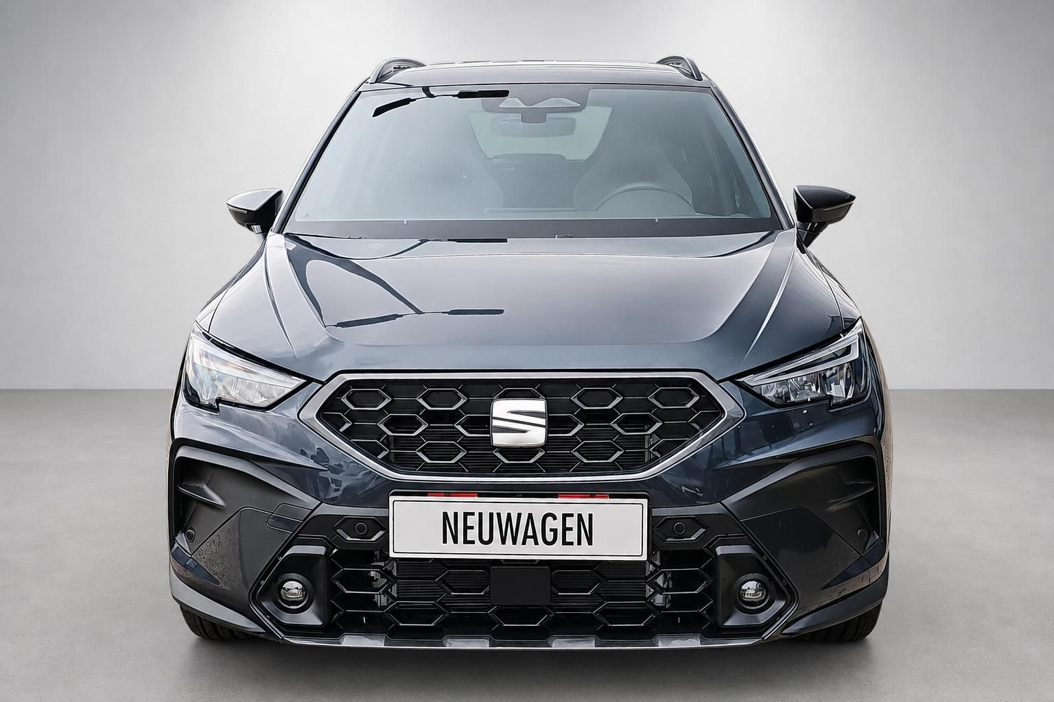 SEAT Arona SUV in Grau, Frontansicht im Studio