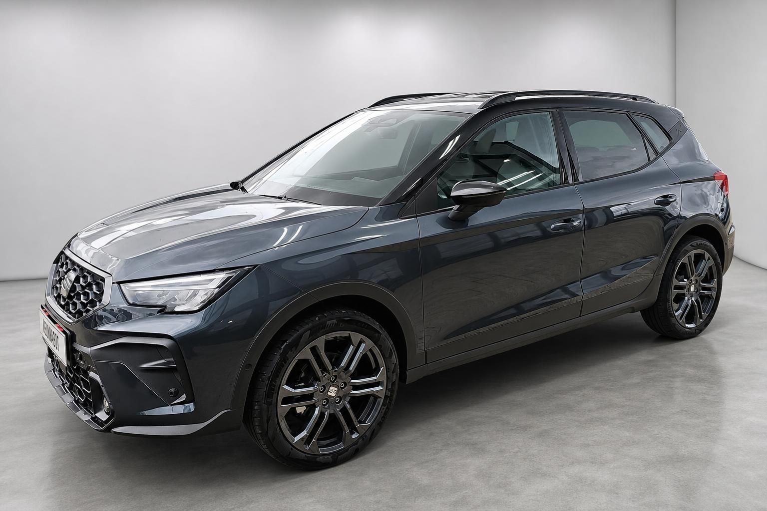 SEAT Arona SUV in Dunkelgrau, Frontansicht schraeg