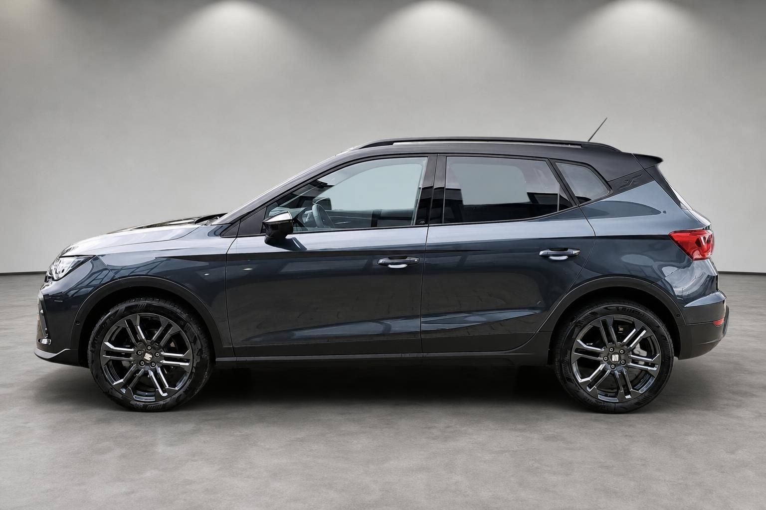 SEAT Arona SUV in Grau, Seitenansicht im Studio