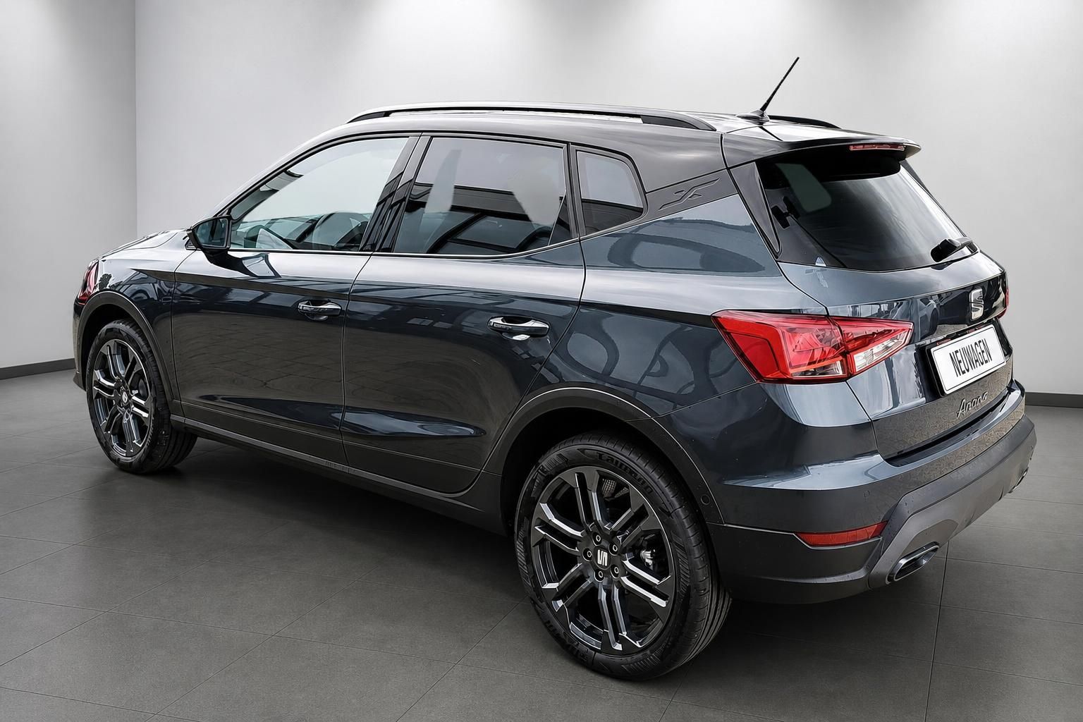SEAT Arona SUV Grau, Heckansicht seitlich im Showroom