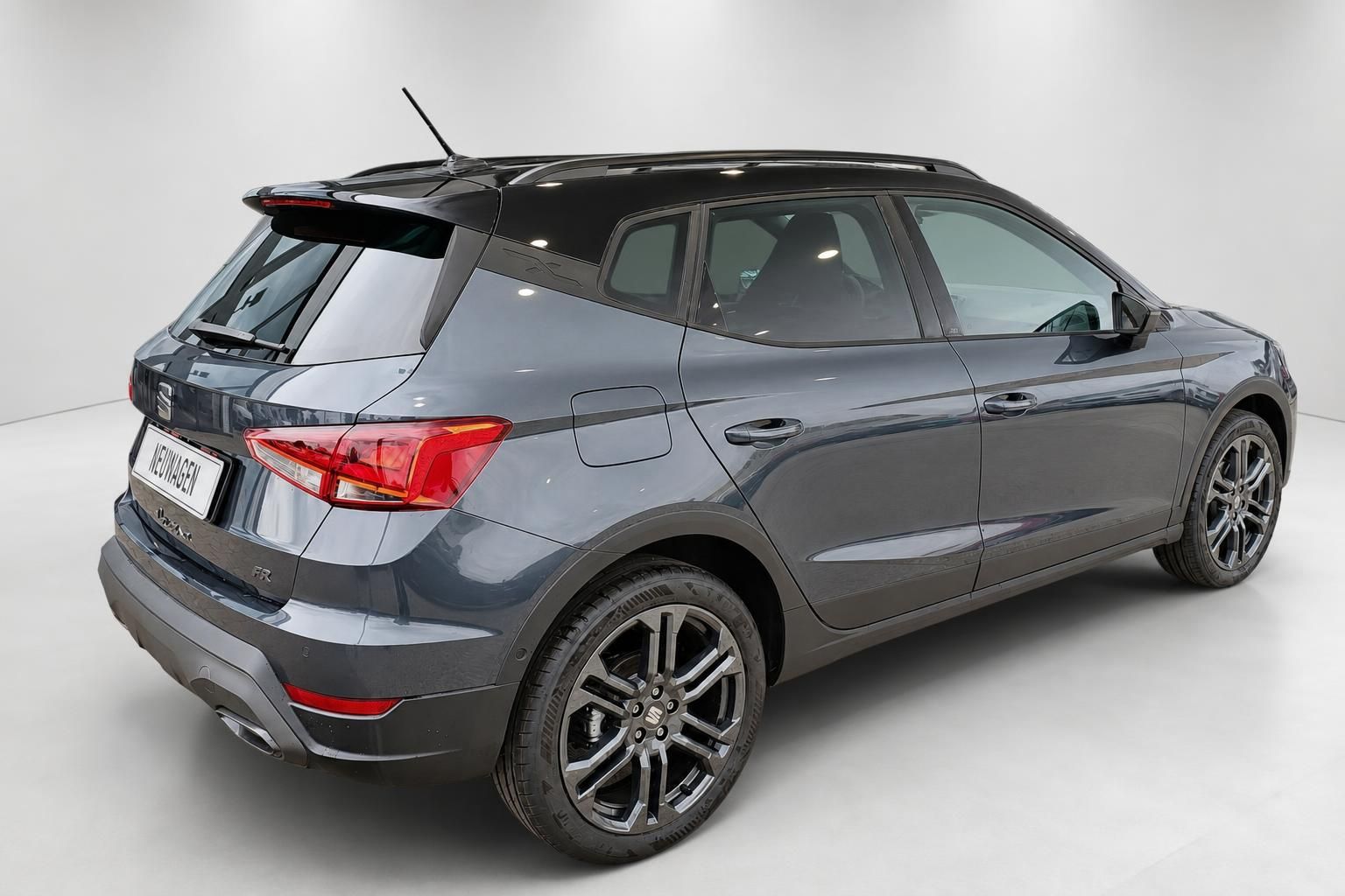 SEAT Arona FR grau Heck-Seitenansicht mit Leichtmetallfelgen