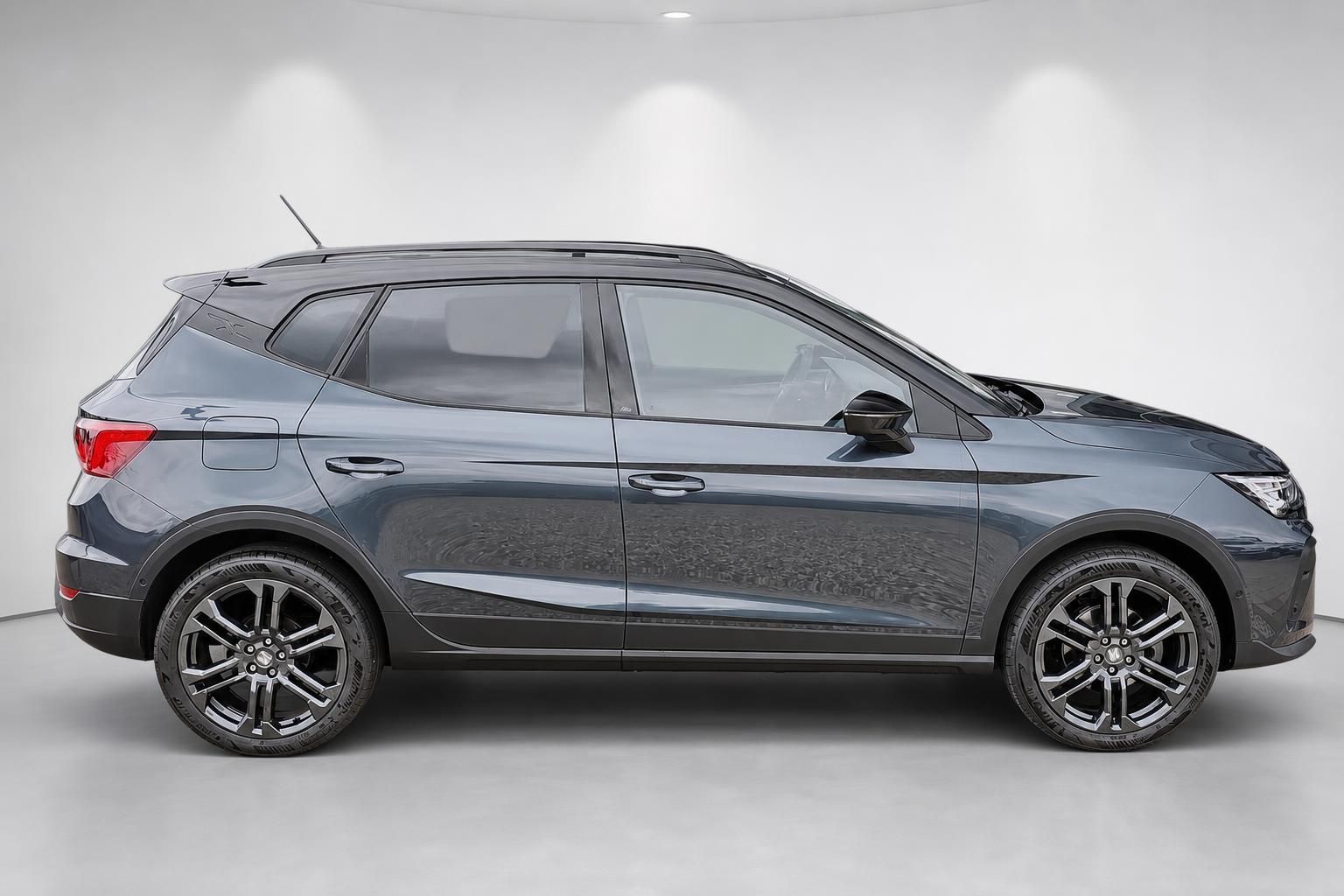 SEAT Arona FR grau Seitenansicht Kompakt-SUV im Studio