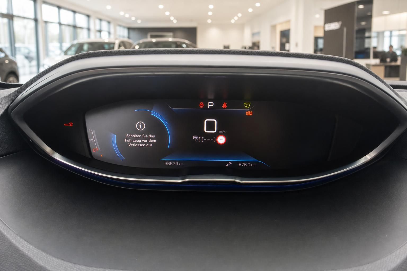 Peugeot Digitalcockpit mit Kilometerstand und Fahrzeuganzeige im Autohaus