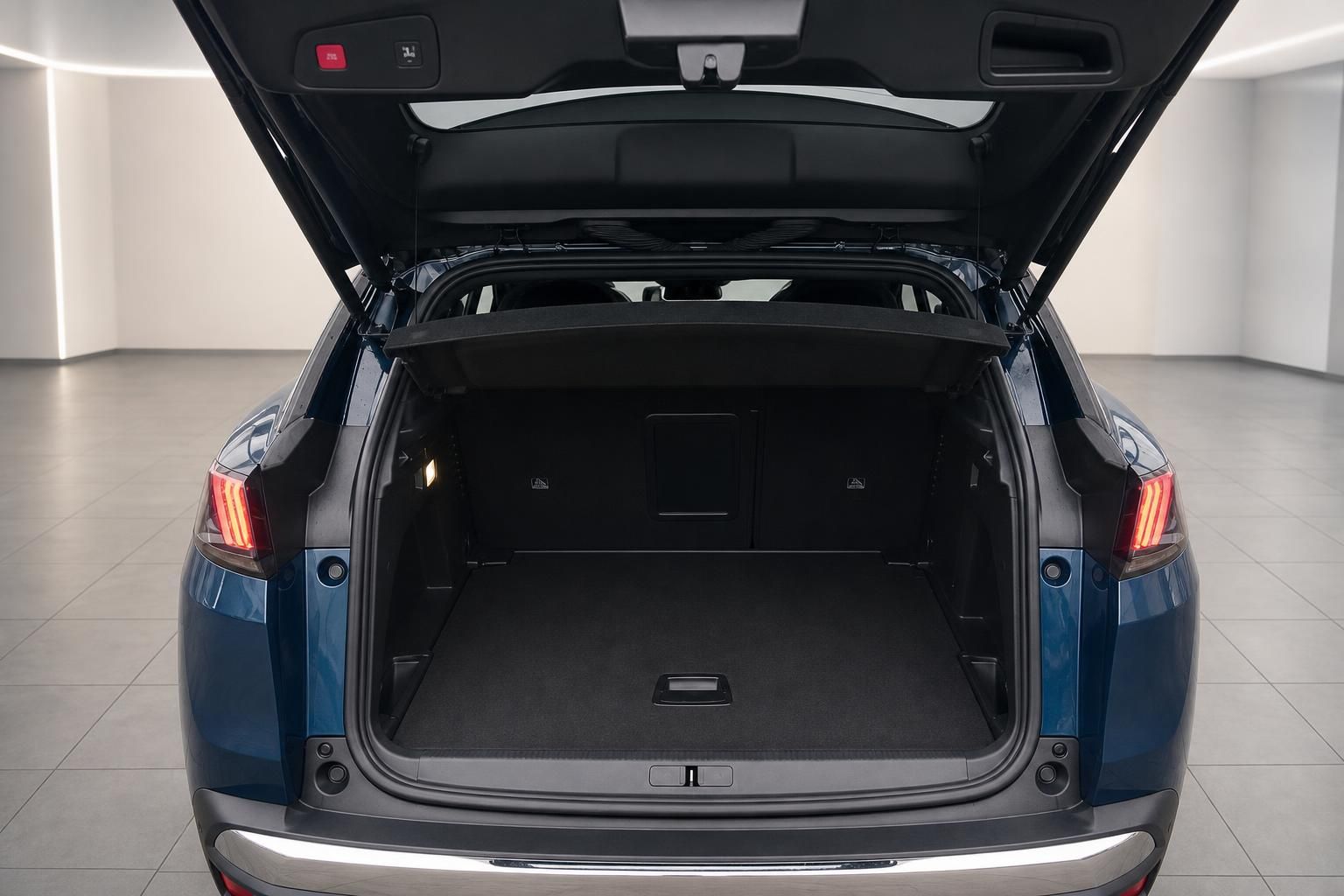Geöffneter Kofferraum eines blauen SUV mit viel Ladevolumen