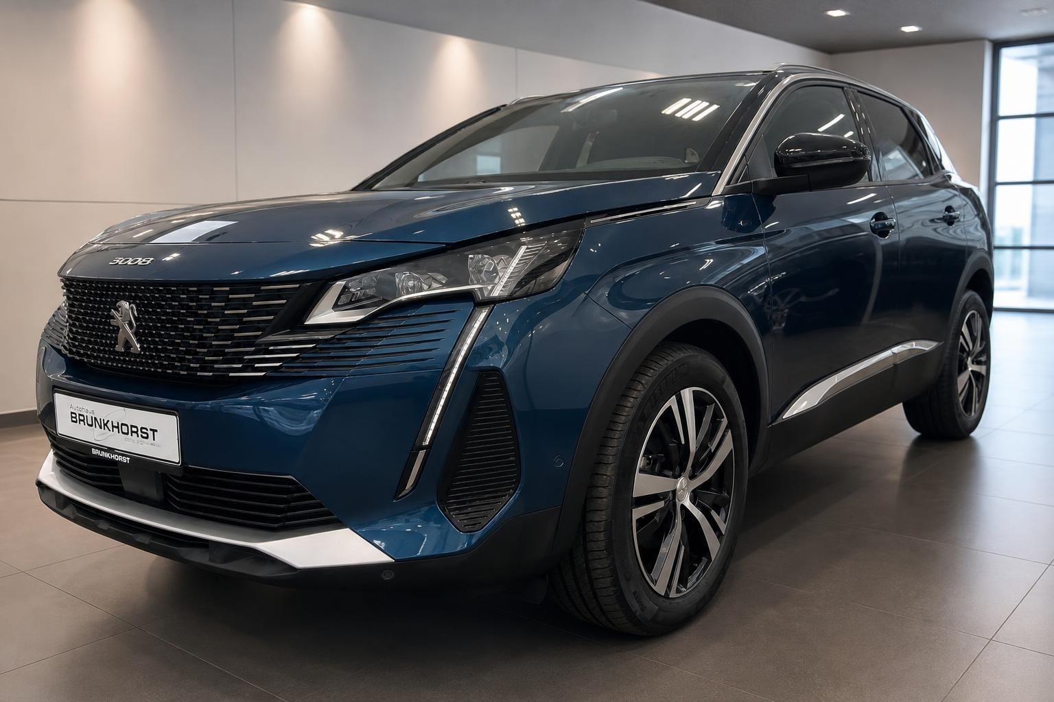 Peugeot 3008 in Blau, Frontansicht schräg im Autohaus