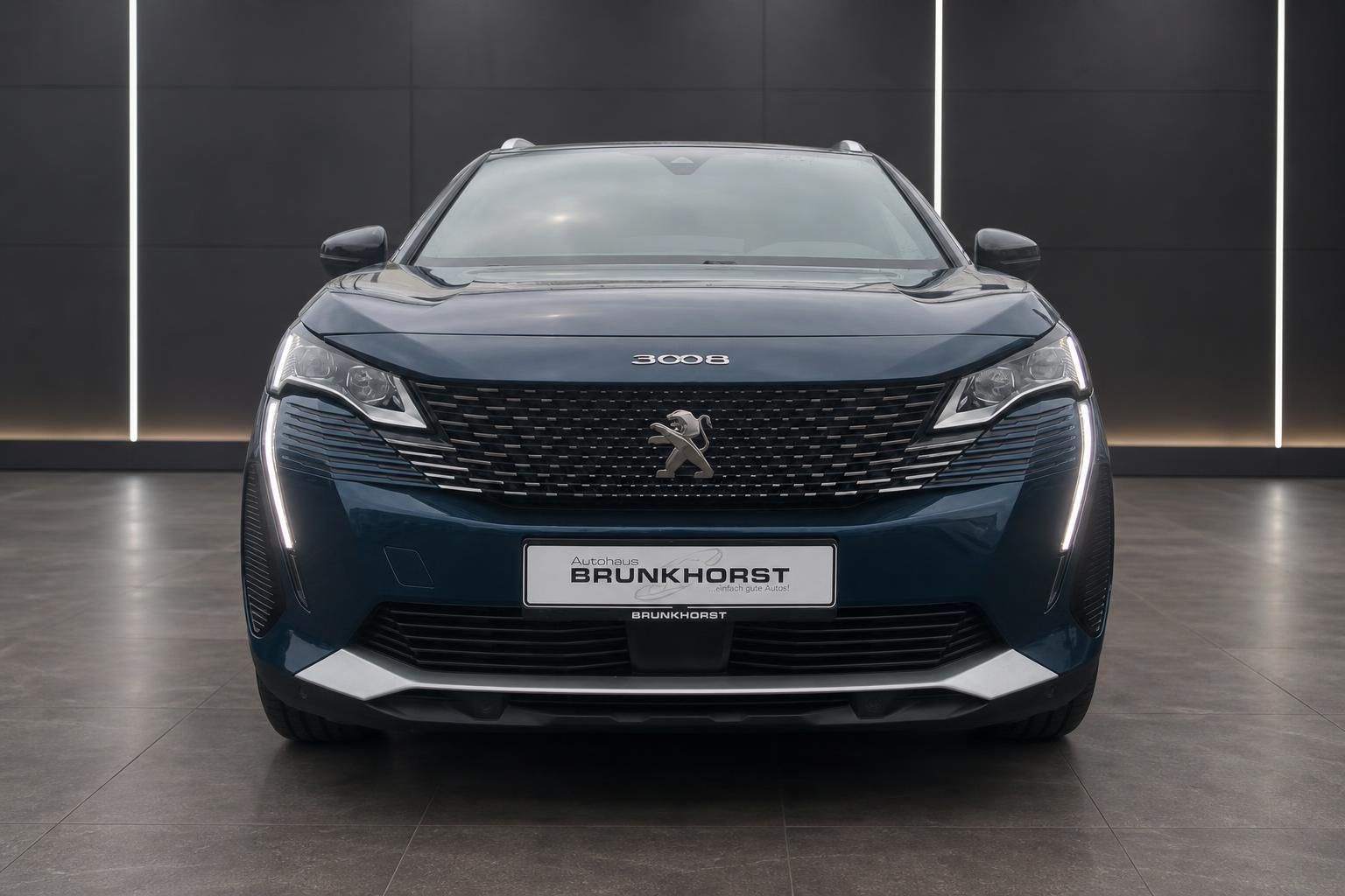 Peugeot 3008 in Blau, Frontansicht mit Kühlergrill und LED-Licht