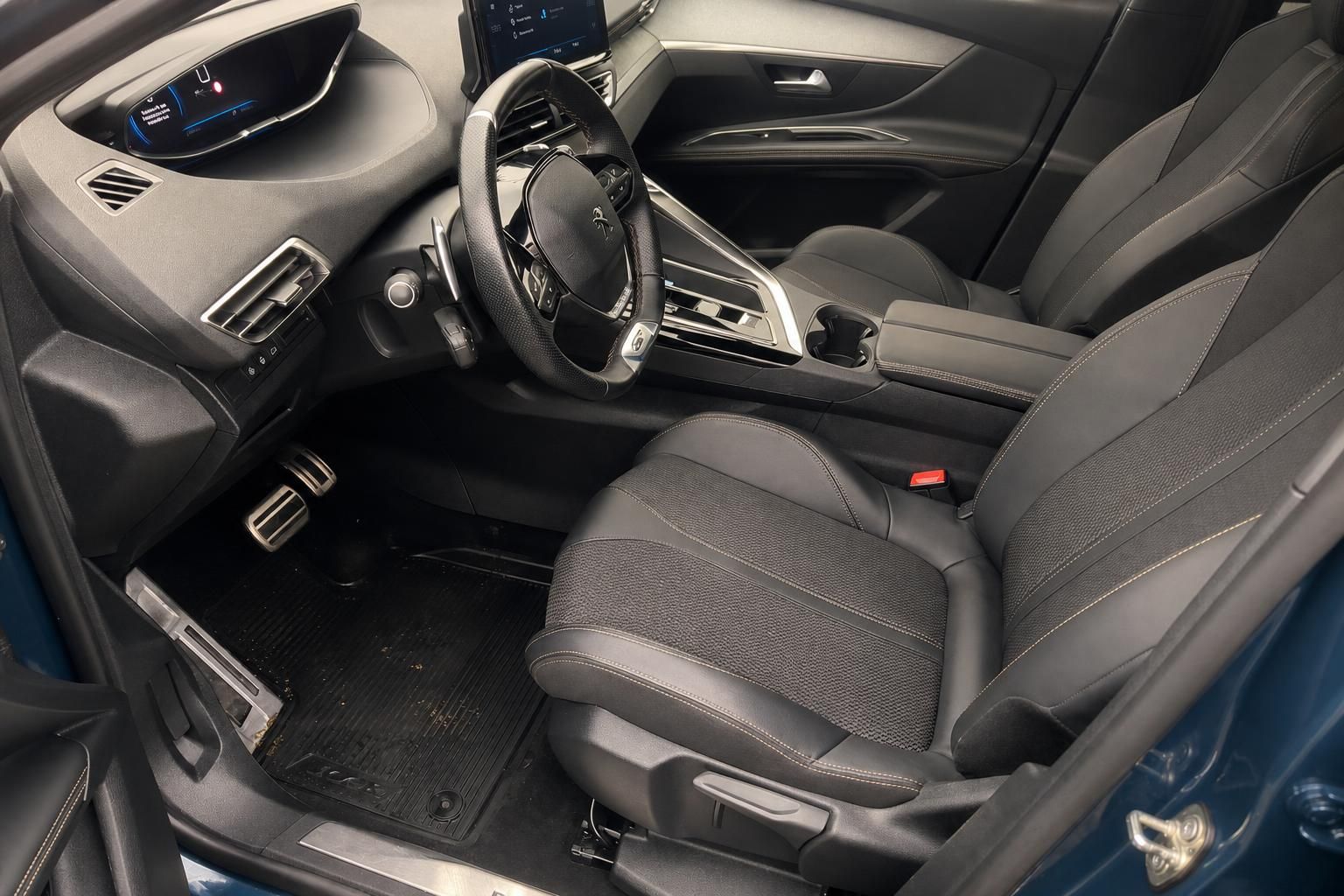 Peugeot Innenraum mit Lederausstattung und Cockpit im Detail