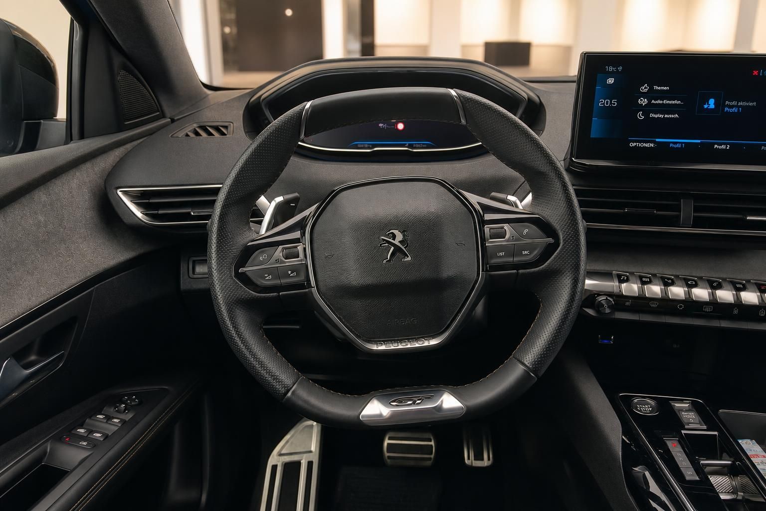 Peugeot Lenkrad mit i-Cockpit Display und GT-Schriftzug im Innenraum