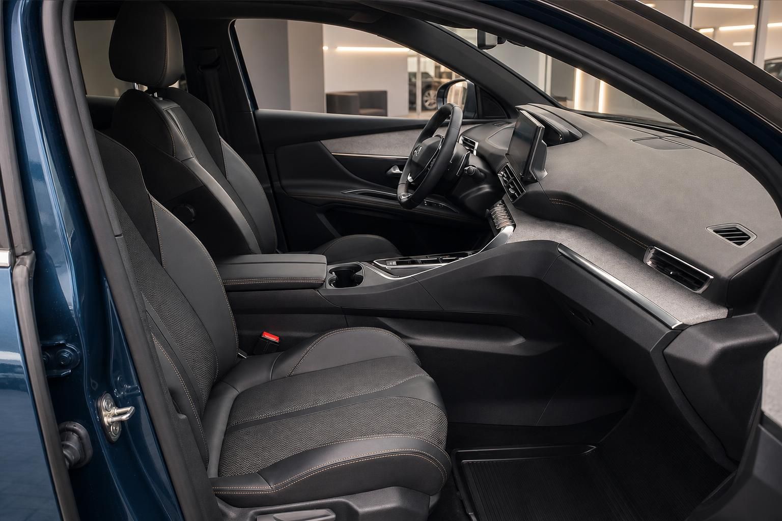 Peugeot Innenraum mit Vordersitzen und Armaturenbrett in Blau-Schwarz