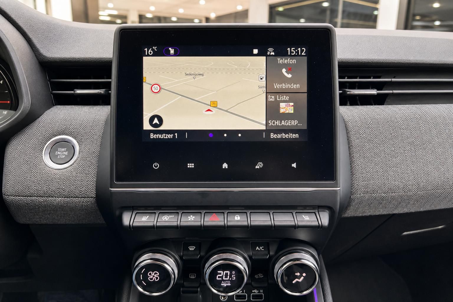 Renault Fahrzeug Infotainment-Display mit Navigation und Klimaanlage - Armaturenbrett Touchscreen