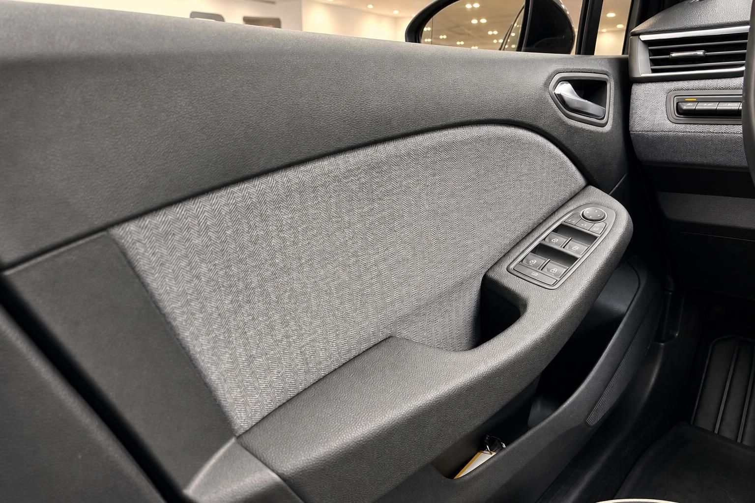 Renault Auto Türverkleidung mit Fensterheber-Bedienung und grauem Stoff - Innenausstattung Detail