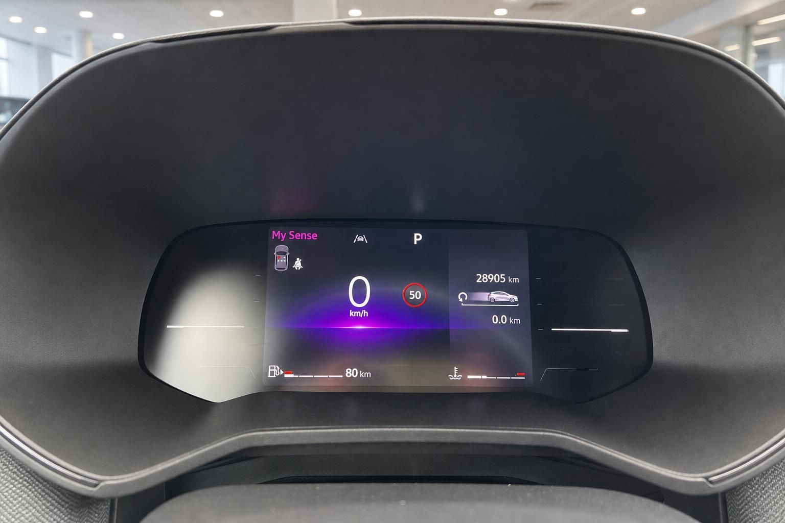 Digitales Cockpit Display eines Fahrzeugs mit Tacho, Navigation und Fahrerassistenzsystemen