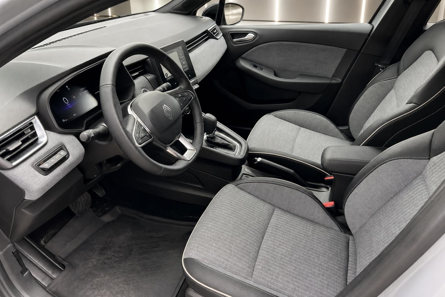 Renault Clio Innenraum Fahrerplatz mit Stoffsitzen und modernem Lenkrad