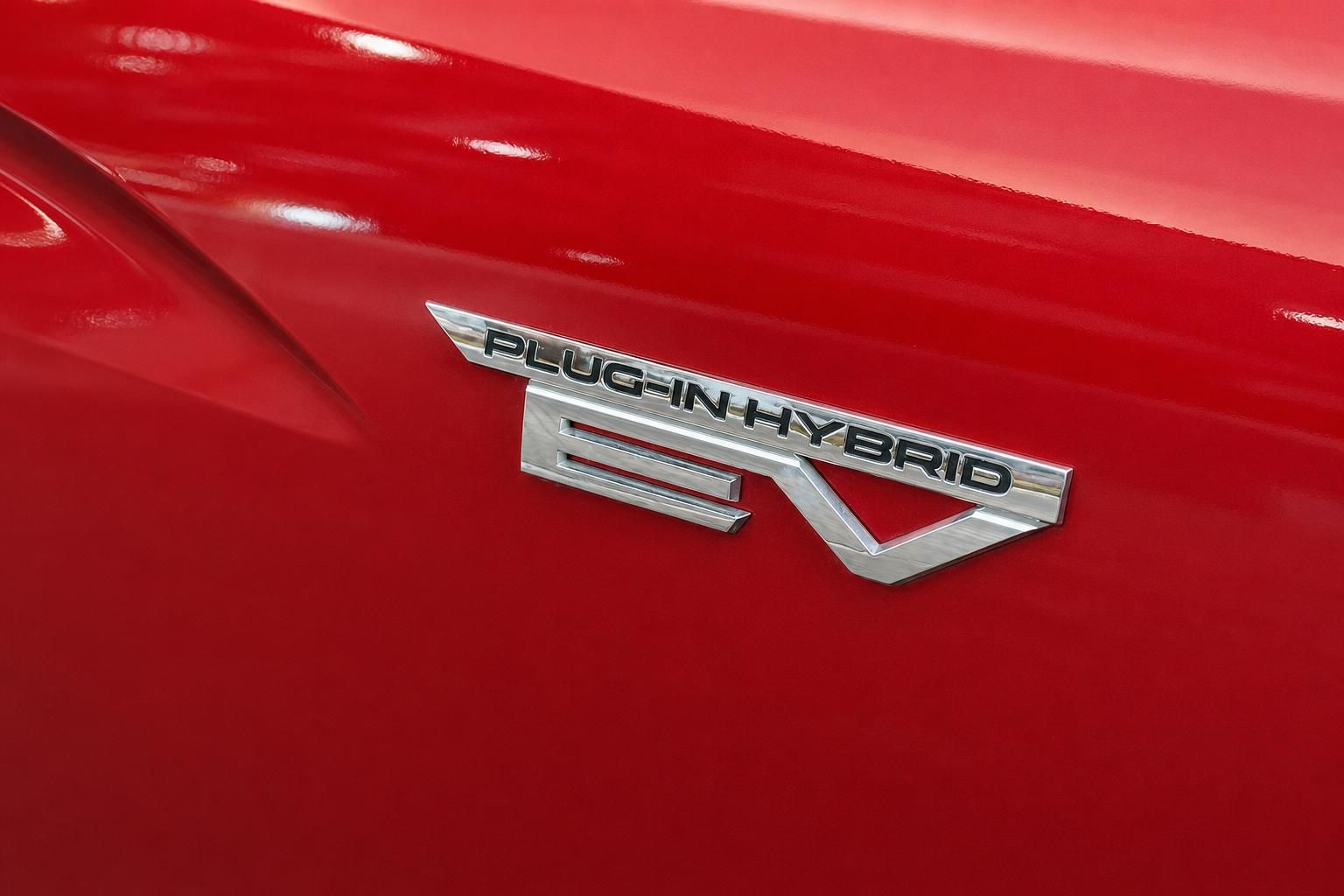 Mitsubishi Plug-in Hybrid EV Emblem auf roter Karosserie