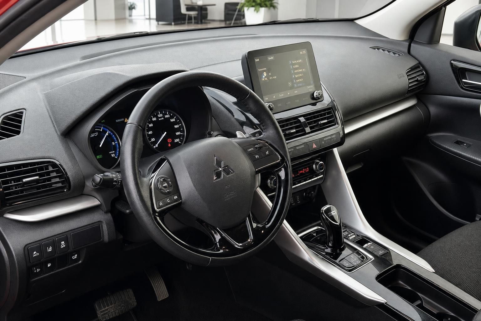 Mitsubishi Cockpit mit Lenkrad und Infotainment-Display Innenraum