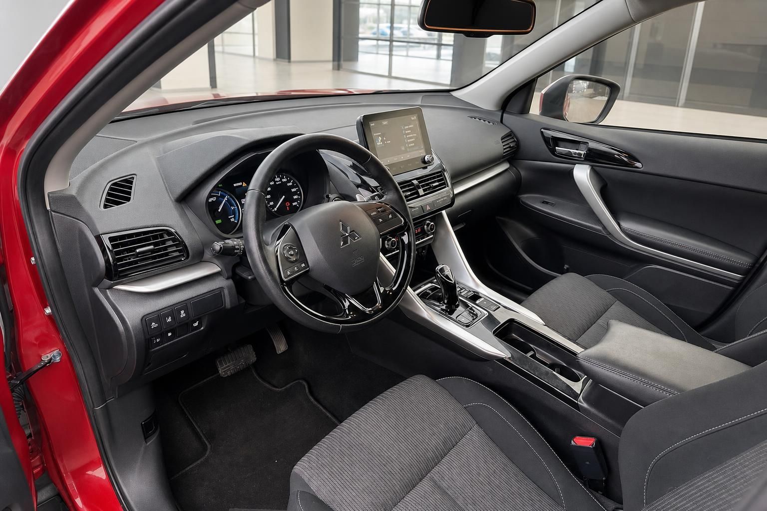Mitsubishi Fahrzeuginnenraum mit Blick auf Cockpit und Sitze