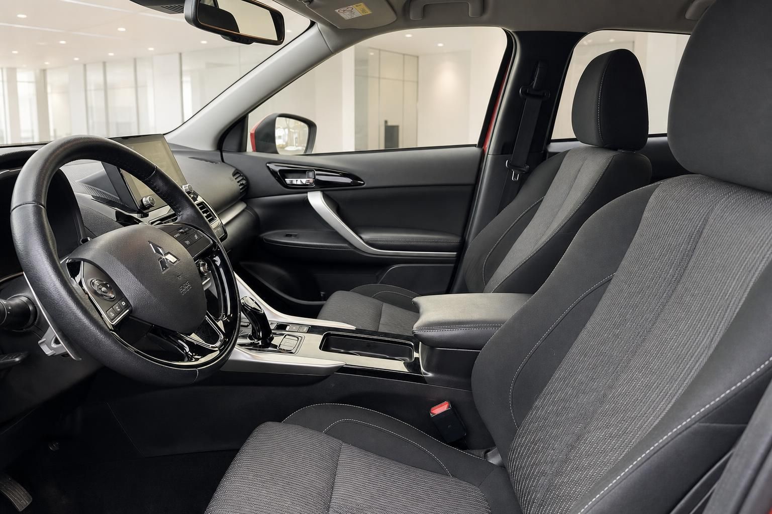 Mitsubishi Innenraum Vordersitze und Armaturenbrett von der Seite