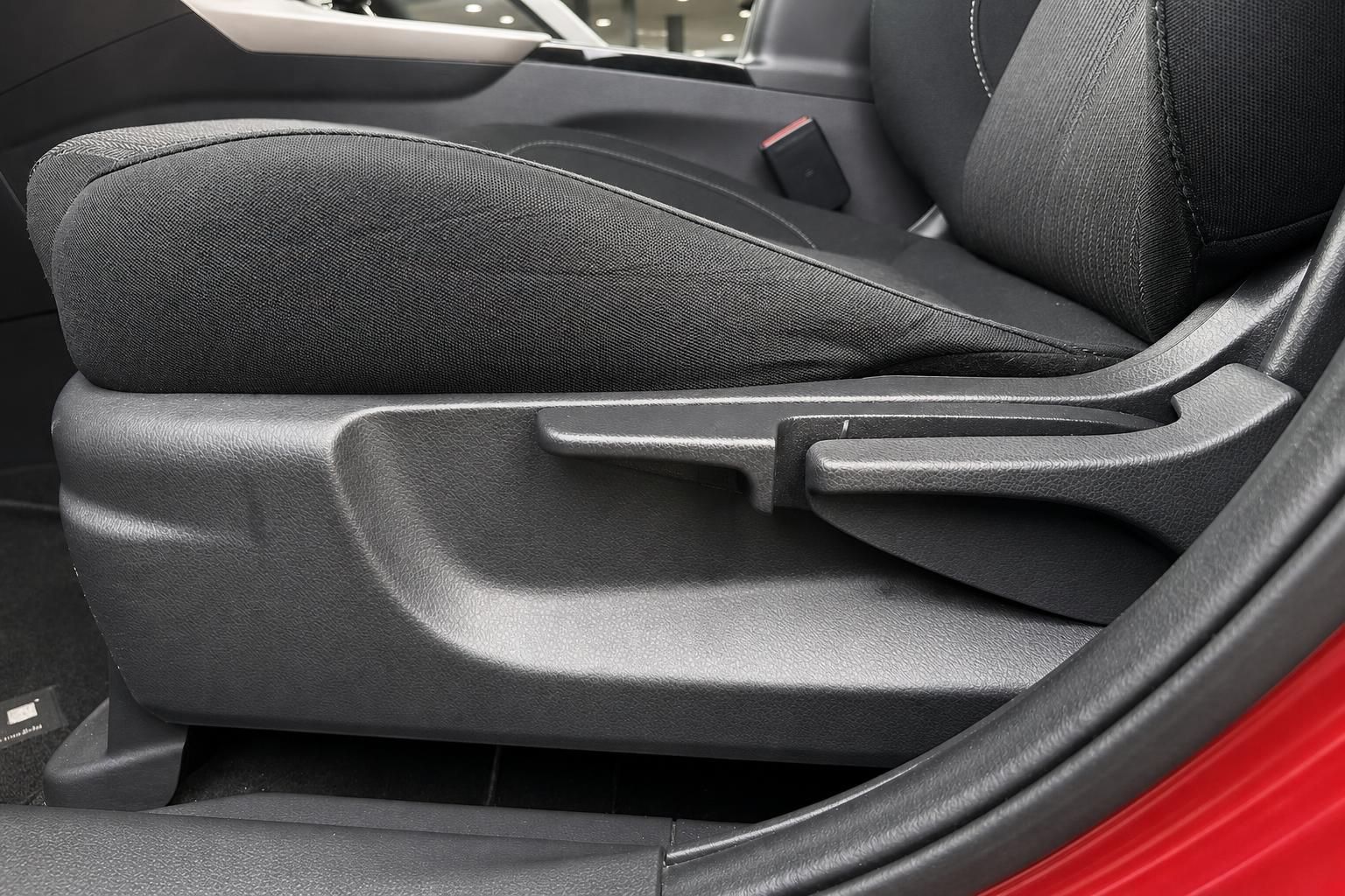 Nahaufnahme Sitzverstellung und Innenraumdetail im Mitsubishi