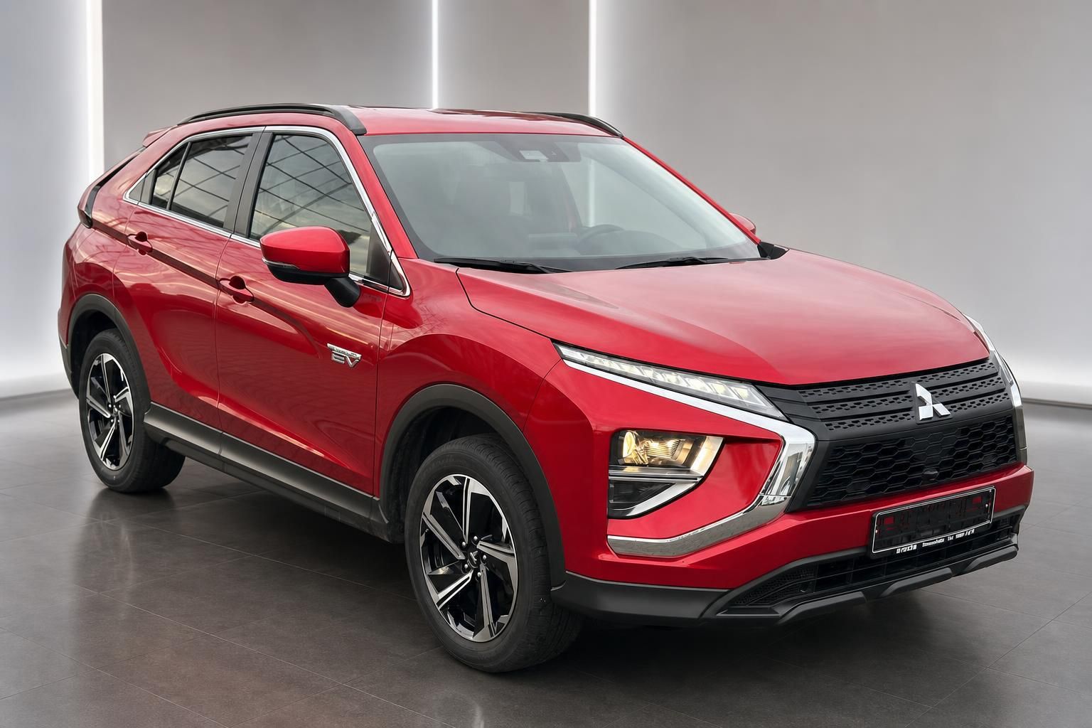 Roter Mitsubishi Eclipse Cross EV, Seiten-Frontansicht im Showroom