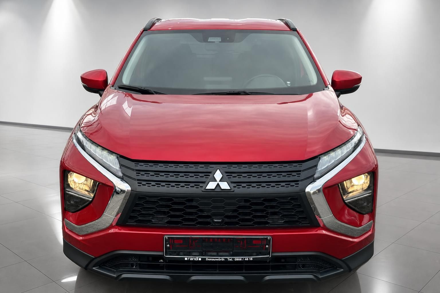 Mitsubishi Eclipse Cross rot, Frontansicht mit Kuehlergrill und LED-Scheinwerfern