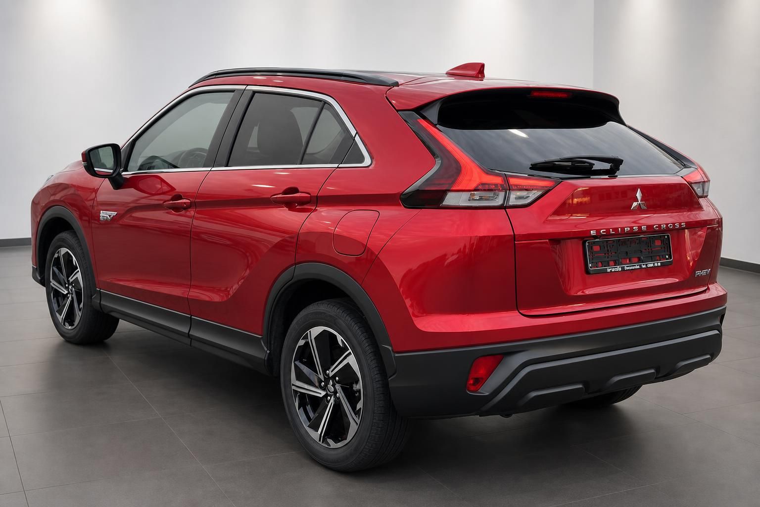 Mitsubishi Eclipse Cross PHEV rot Heck seitlich Studioaufnahme