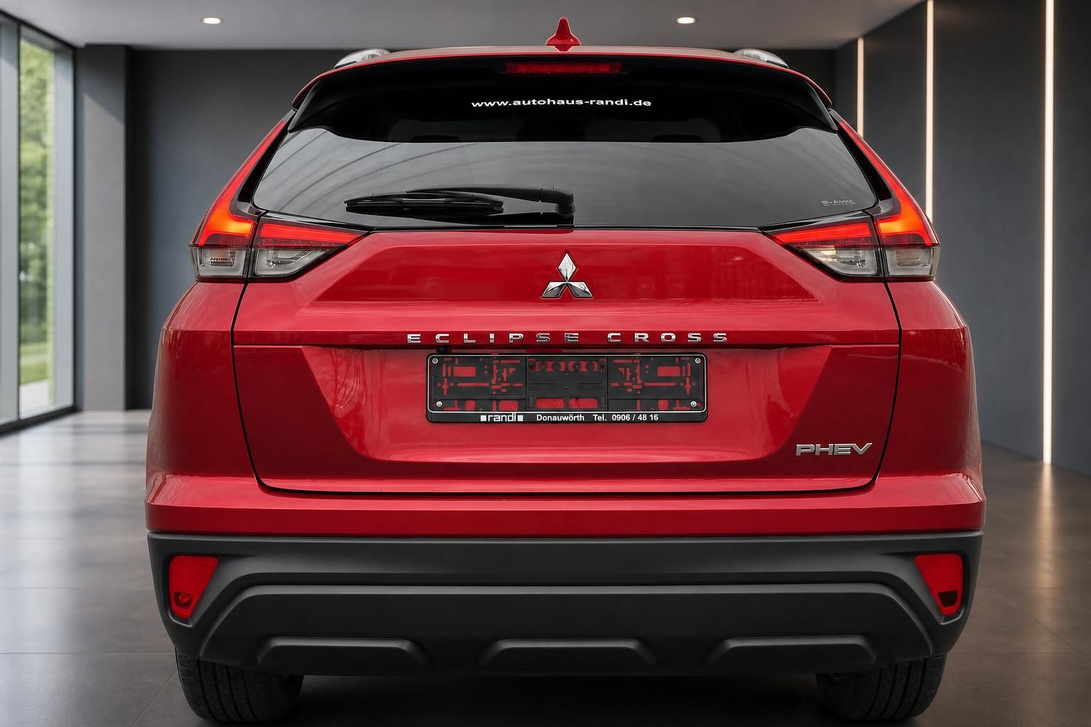 Mitsubishi Eclipse Cross PHEV rot Heckansicht im Autohaus