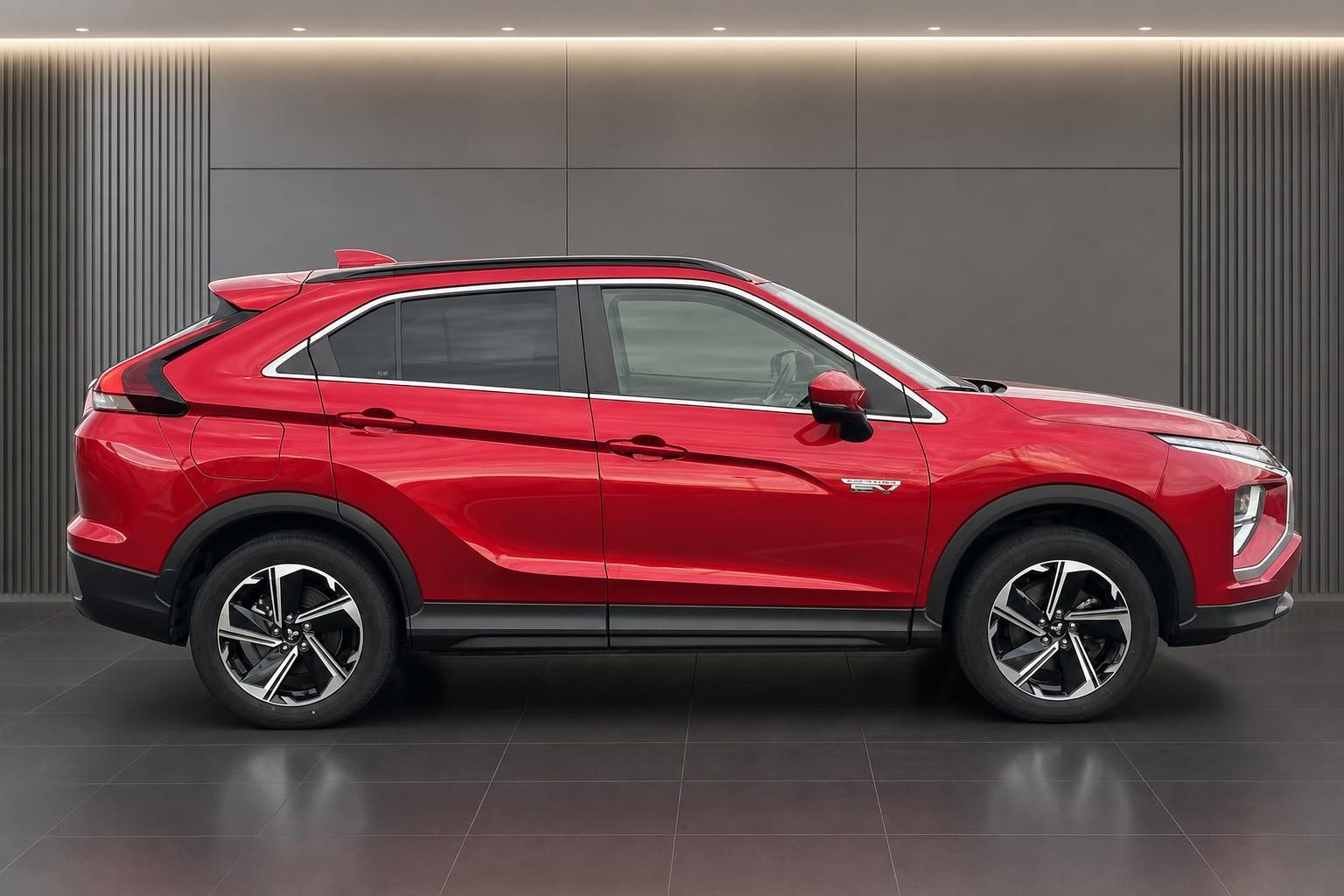 Mitsubishi Eclipse Cross rot Seitenansicht im Showroom