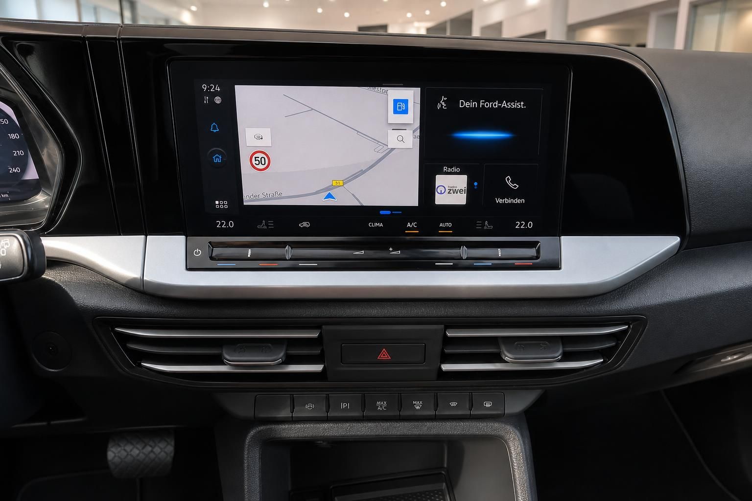 Ford Infotainment Display mit Navigation und Klimasteuerung im Armaturenbrett