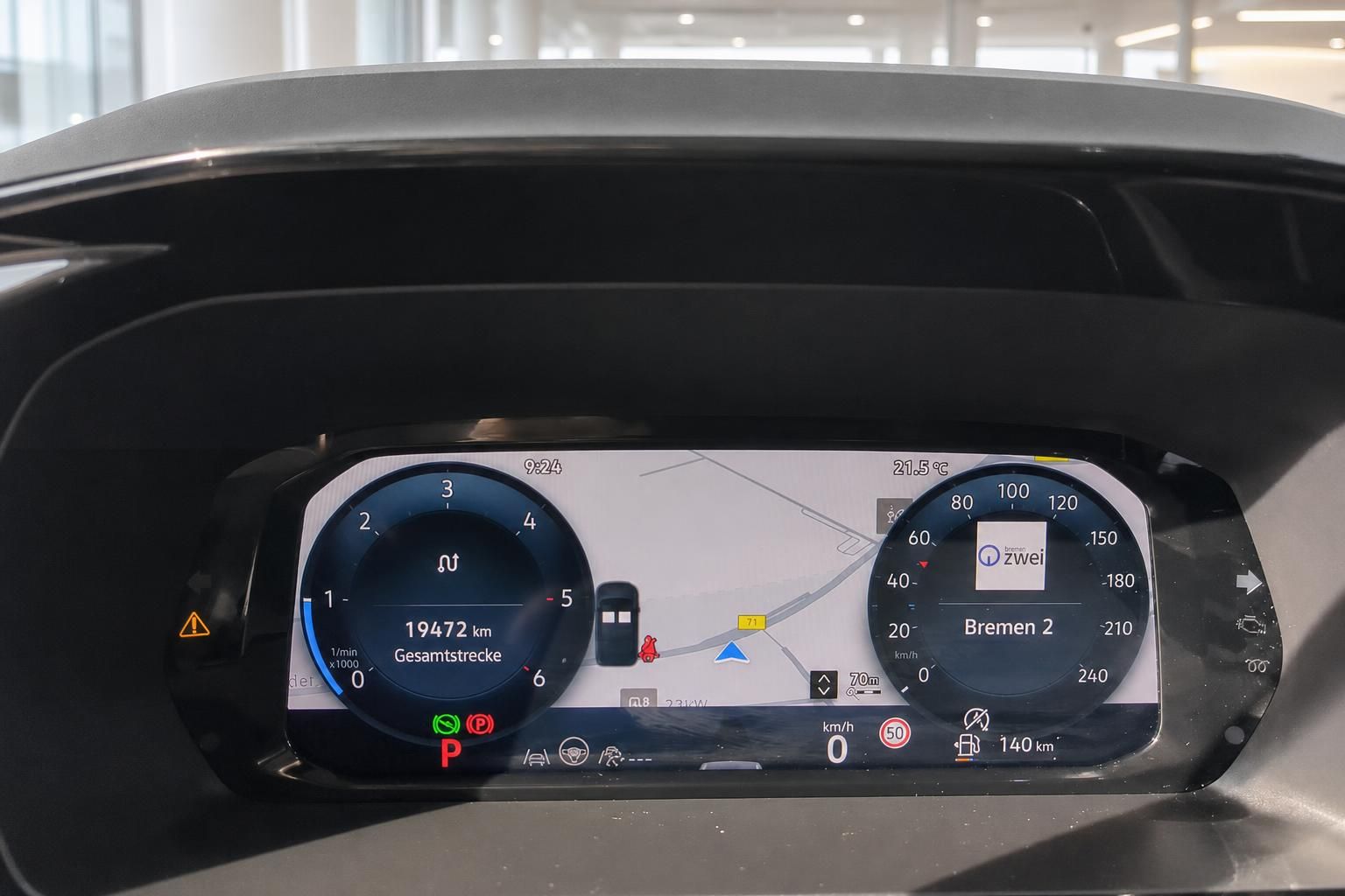 Digitales Kombiinstrument mit Navigationsdisplay und Tachometer im Fahrzeug-Cockpit