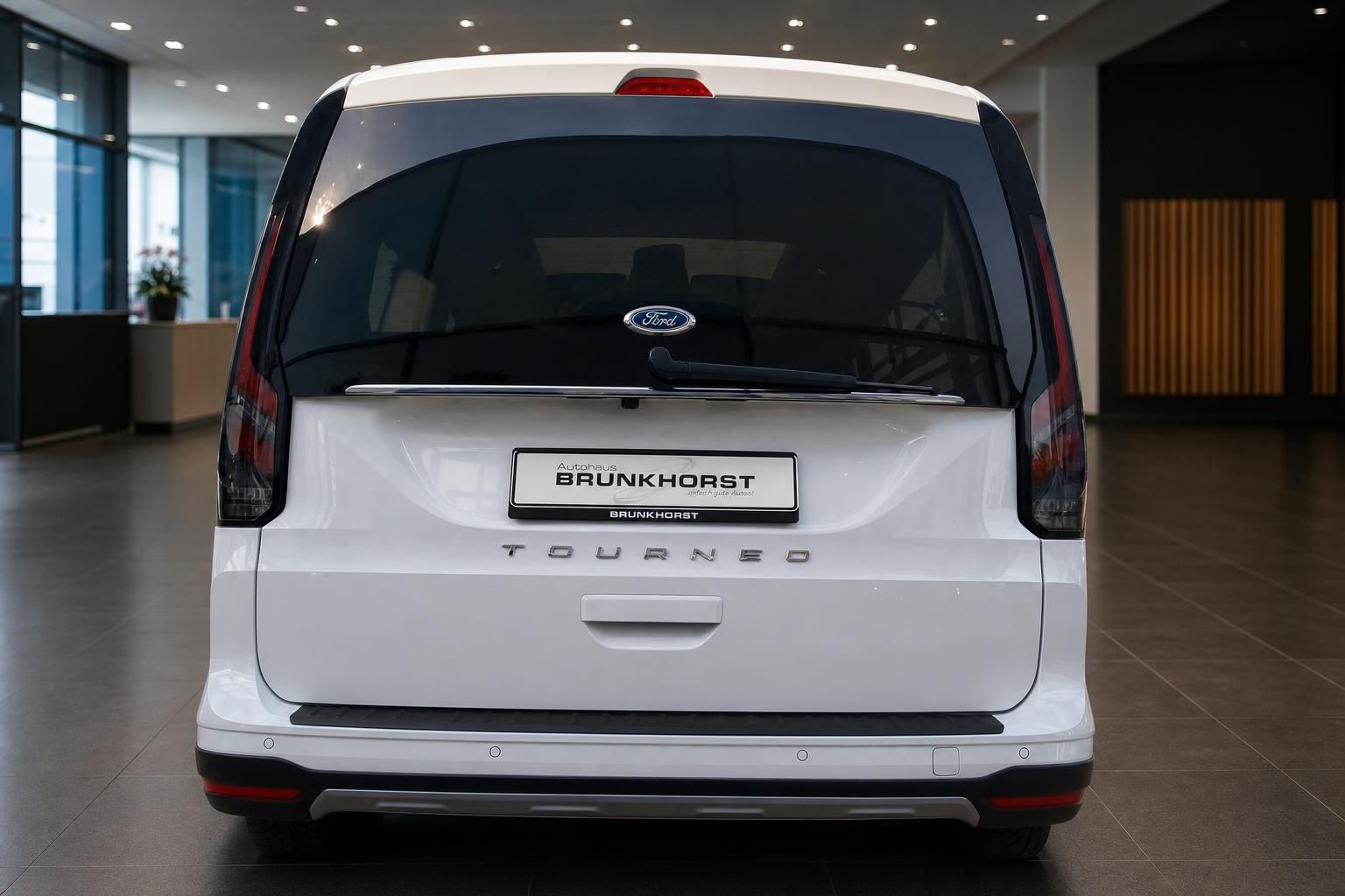 Ford Tourneo Heckansicht in Weiß mit BRUNKHORST Kennzeichen im Autohaus