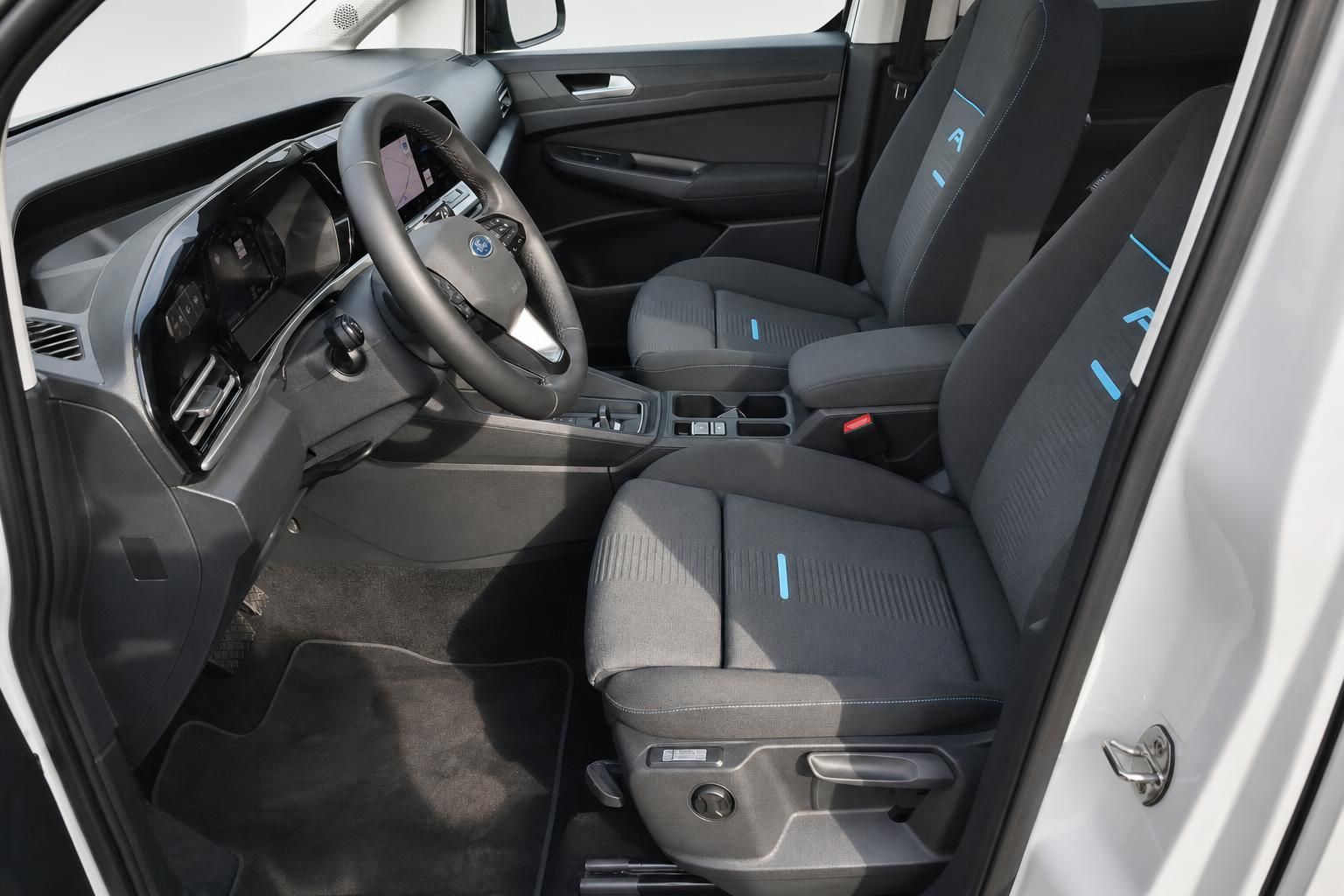 Ford Tourneo Innenraum mit grauen Sitzen und blauen Akzenten - Fahrer- und Beifahrerplatz