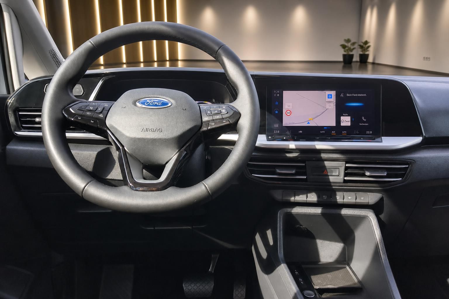 Ford Tourneo Armaturenbrett mit Touchscreen-Display und Multifunktionslenkrad