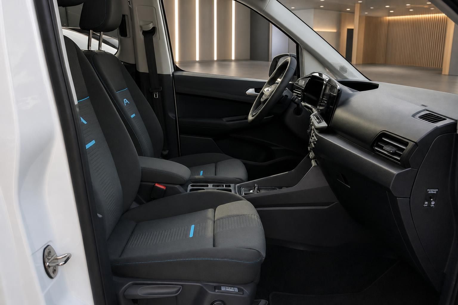 Fahrzeug Innenraum mit schwarzen Sitzen und modernem Cockpit Design