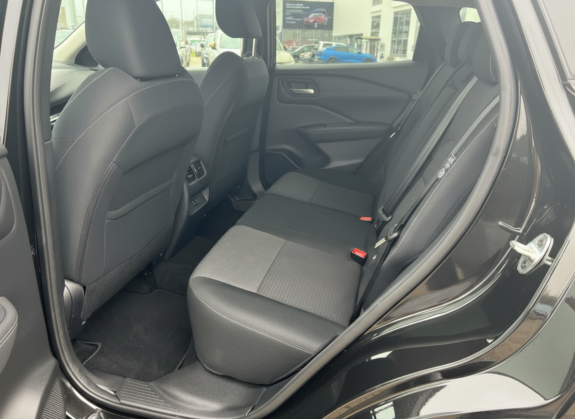 Rücksitzbank schwarzes Fahrzeug Innenraum mit Stoffsitzen und Lederelementen