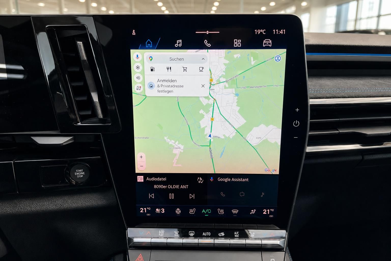 Touchscreen Navigation mit Google Maps im Fahrzeug Infotainmentsystem