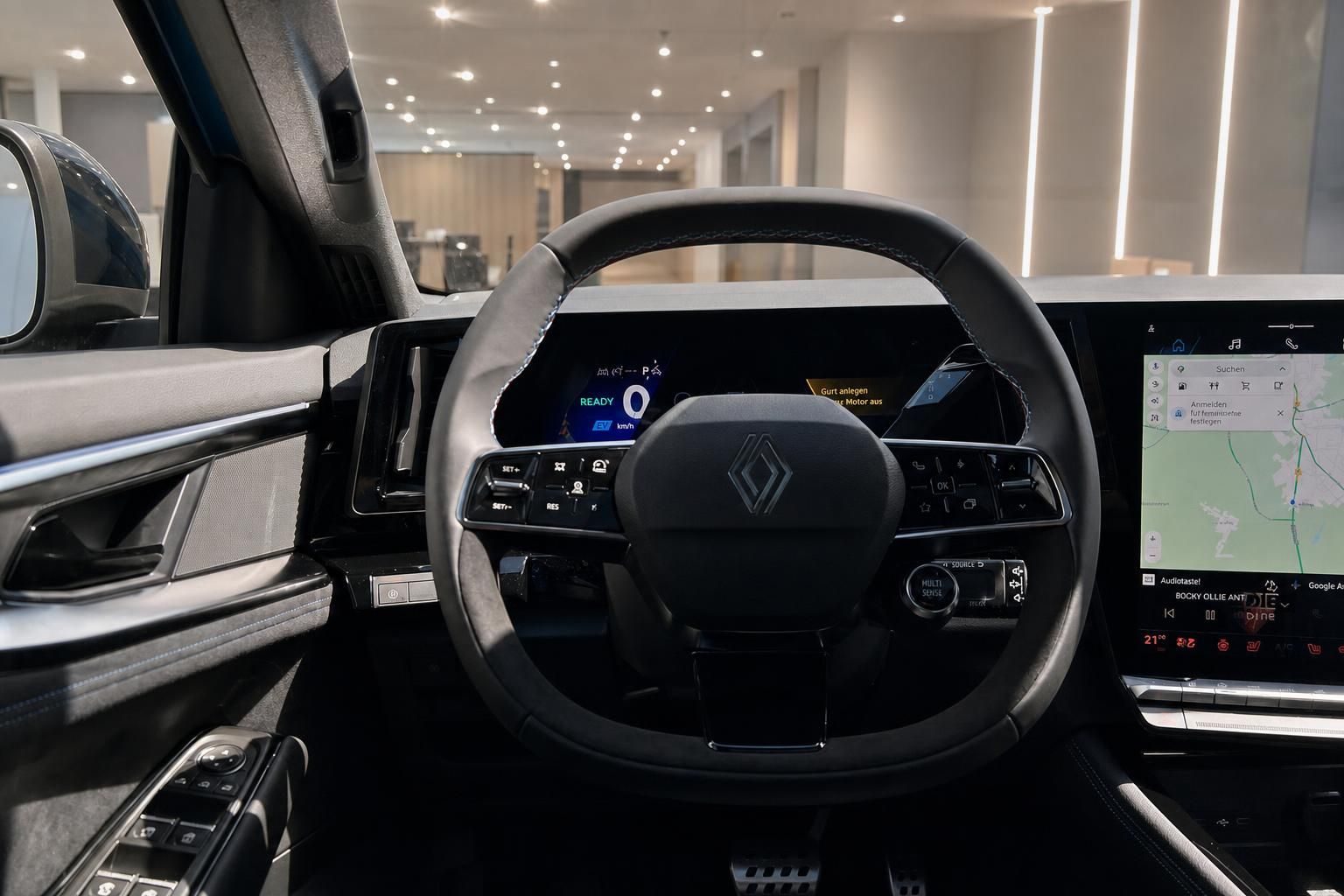 Cockpit mit Lenkrad und Multimedia-Display in modernem Renault Elektrofahrzeug