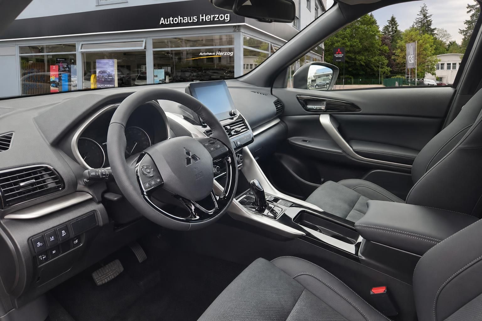 Mitsubishi Eclipse Cross PHEV Innenraum Cockpit mit Lenkrad und Infotainment-Display