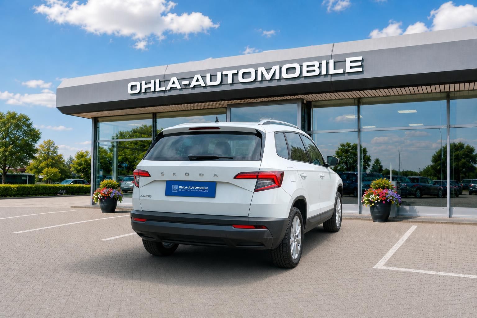 Skoda Karoq weiß Heckansicht vor Autohaus Ohla-Automobile