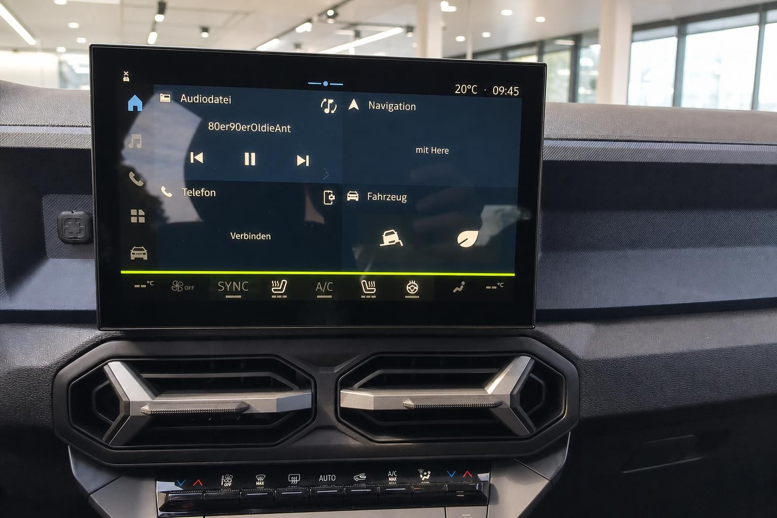 Infotainment-Touchscreen mit Navigation und Klimabedienung im Detail