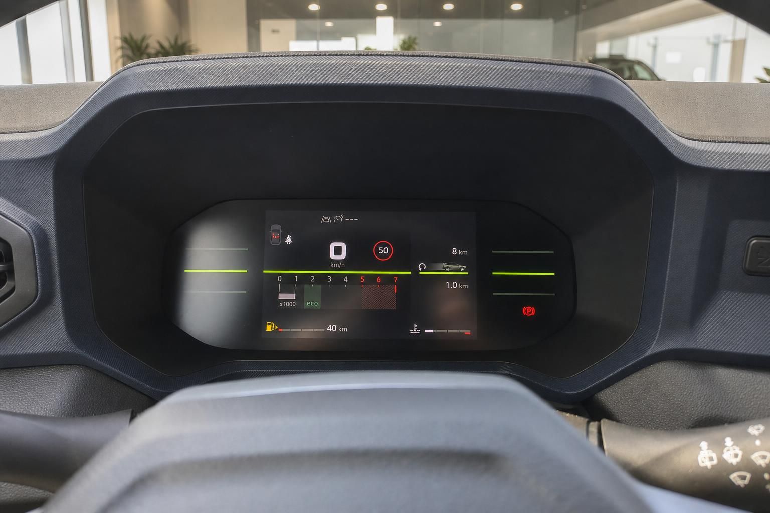 Digitales Kombiinstrument mit Tachoanzeige im Fahrzeug-Cockpit