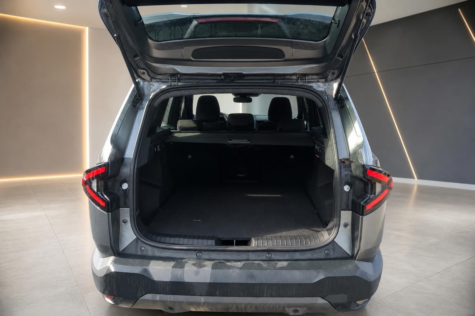 Geoeffneter Kofferraum eines SUV mit umgeklapptem Ladeboden im Autohaus