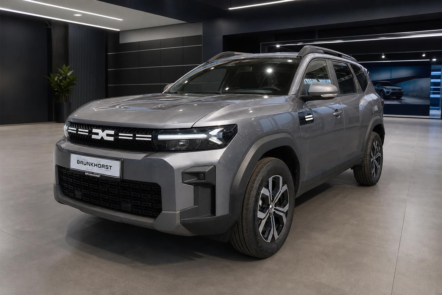 Dacia Bigster SUV in Grau, Frontansicht schraeg im Autohaus Brunkhorst