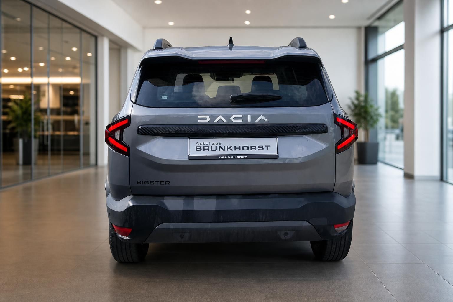 Dacia Bigster Heckansicht in Grau mit Kennzeichenhalter Autohaus Brunkhorst