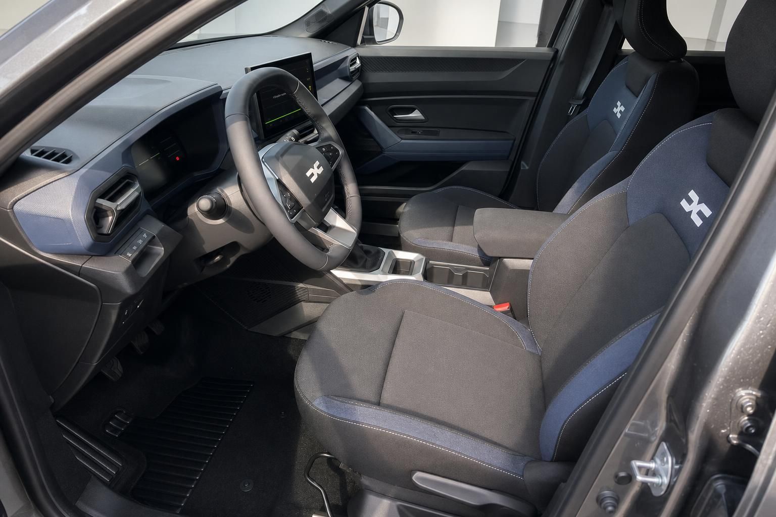 Dacia Bigster Innenraum mit Sportsitzen und Cockpit im Detail