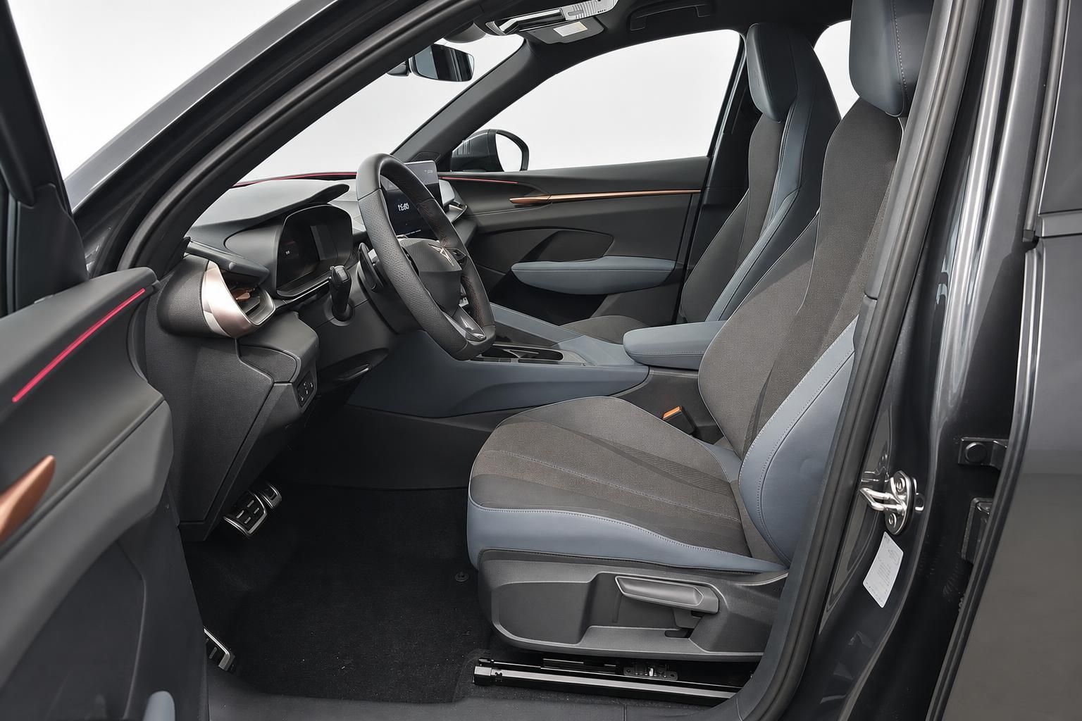 Cupra Innenraum mit Blick auf Fahrersitz und Cockpit