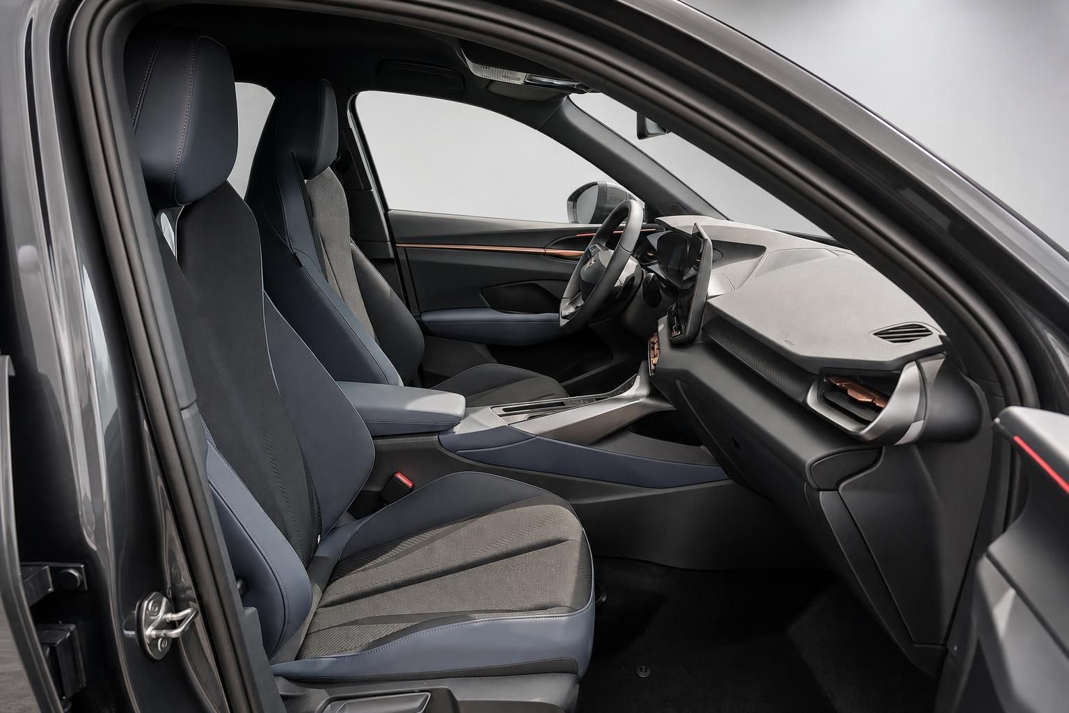 Cupra Innenraum Ansicht der Vordersitze und des Armaturenbretts