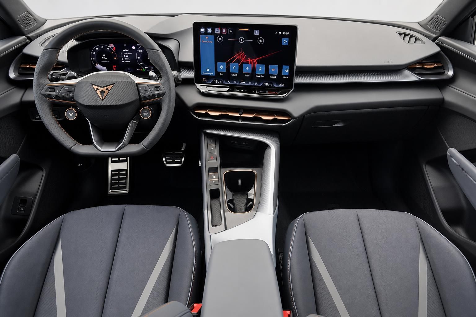 Cupra Cockpit mit Lenkrad, Digitaltacho und Infotainment-Display