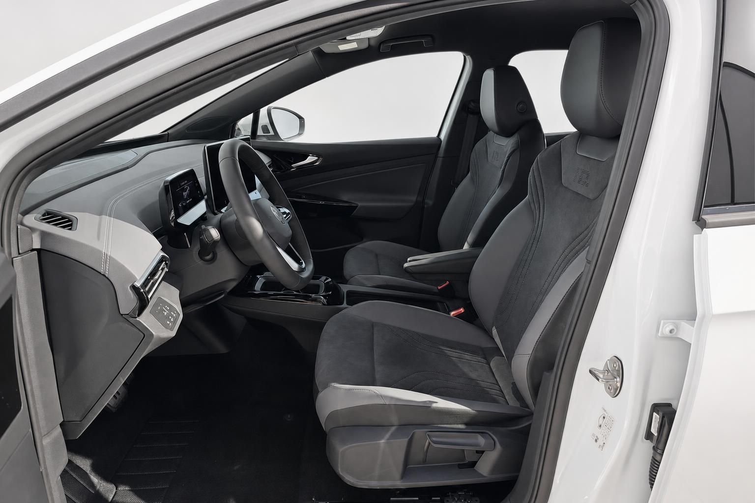 VW ID.4 Innenraum Vordersitze und Cockpit mit Lenkrad
